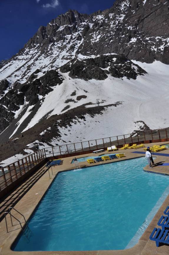 Piscina do hotel da estação de esqui de Portillo, próximo ao Paso Cristo Redentor, entre Argentina e Chile